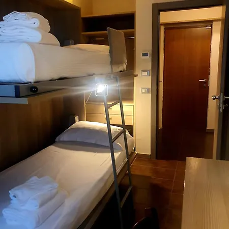 Hll Lungolago Lecco-como 3*