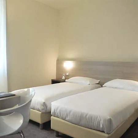 Hll Lungolago Lecco-como レッコ