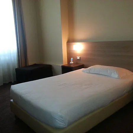 ホテル Hll Lungolago Lecco-como