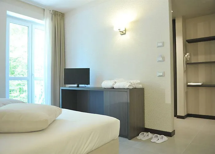 Hll Lungolago Lecco-como レッコ