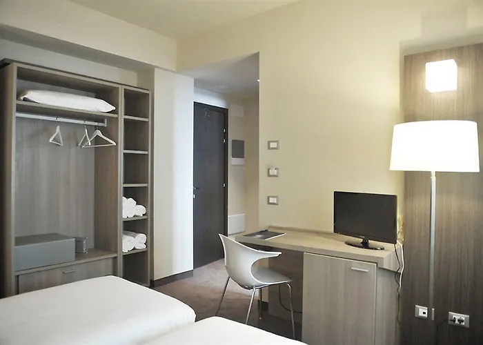 ホテル Hll Lungolago Lecco-como