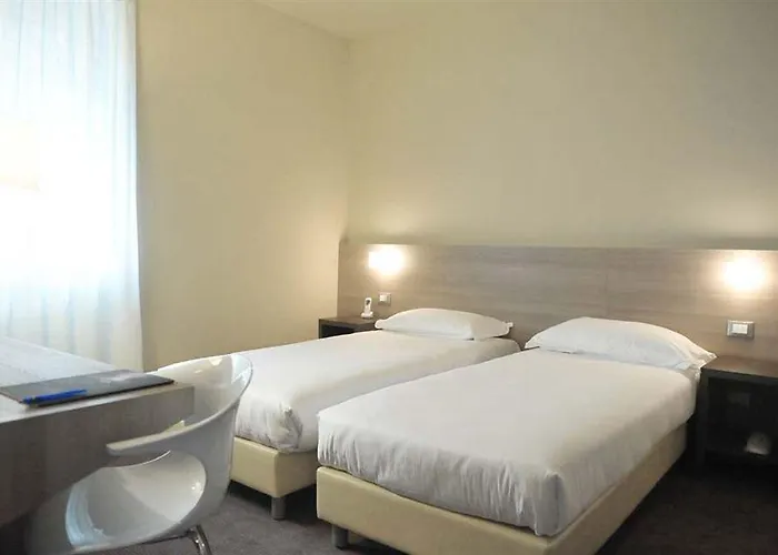 Hll Lungolago Lecco-como レッコ