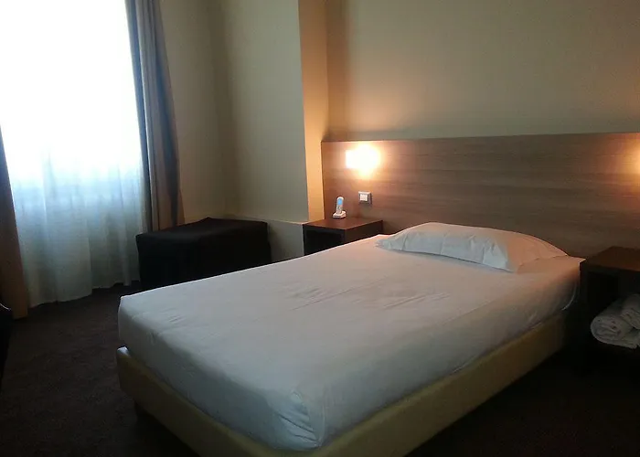 ホテル Hll Lungolago Lecco-como