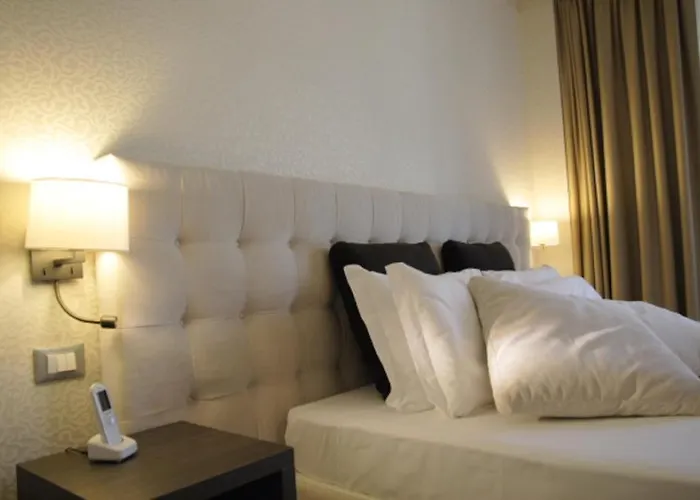 Hll Lungolago Lecco-como 3* レッコ
