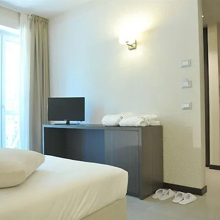 Hll Lungolago Lecco-como レッコ