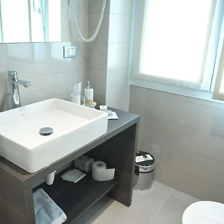 ホテル Hll Lungolago Lecco-como レッコ