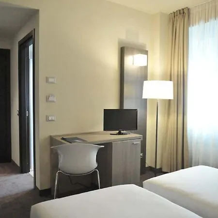 Hll Lungolago Lecco-como レッコ