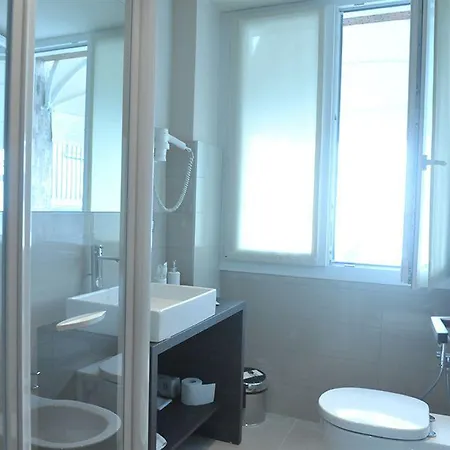 Hll Lungolago Lecco-como 3* レッコ