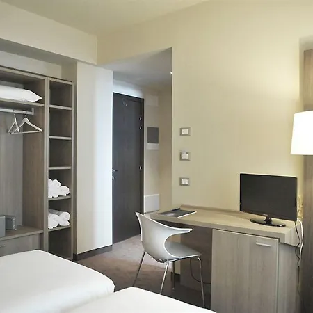 ホテル Hll Lungolago Lecco-como