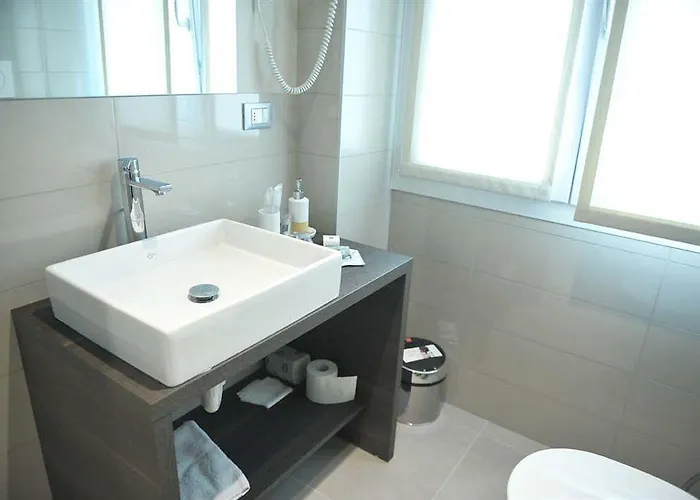 Отель Hll Lungolago Lecco-como Лекко