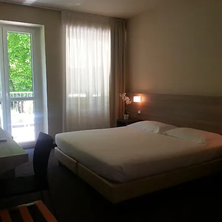 Hll Lungolago Lecco-como レッコ